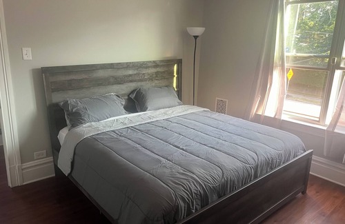 Perry North House | Charming 3-bedroom house in Pittsburgh with WiFi 10 Min to Stadiums 2 King Beds