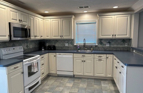 Hull House | Charming 3-bedroom house with AC & WiFi in Hull; steps to Nantasket beach