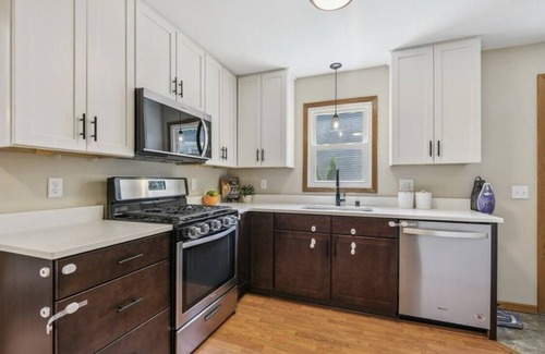 St. Louis Park House | Charming 3-bedroom house in Saint Louis Park, Family Friendly and Pet Friendly!