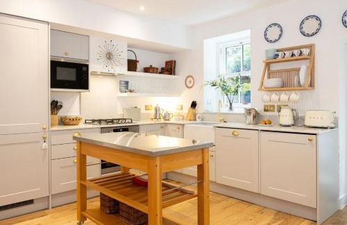 Bollington House | Charming 3B Cottage in Bollington