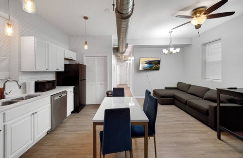 Lower West Side Apartment | Charming 4-bedroom apartment in pilsen