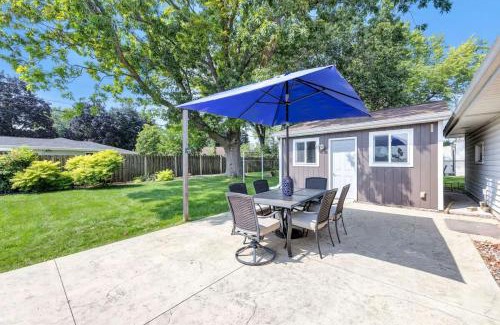 Ashwaubenon House | Charming 4-Bedroom Home Short Walk to Lambeau