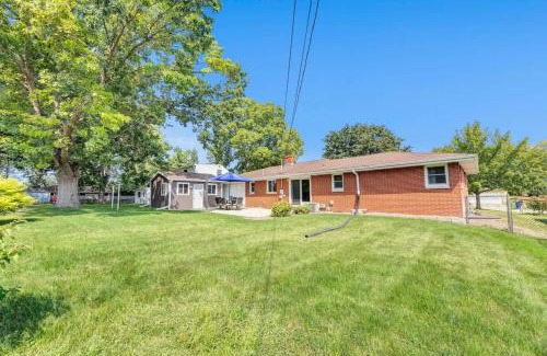 Ashwaubenon House | Charming 4-Bedroom Home Short Walk to Lambeau