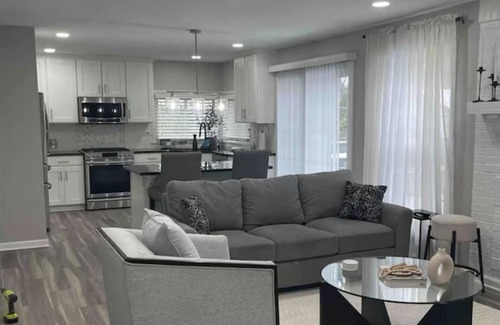 Lake Zurich House | Charming 4-bedroom house in Lake Zurich w/indoor fireplace and private backyard