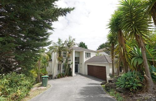 Doncaster East Villa | Charming 6 BRM Villa in Melbourne Mullum Mullum Precinct