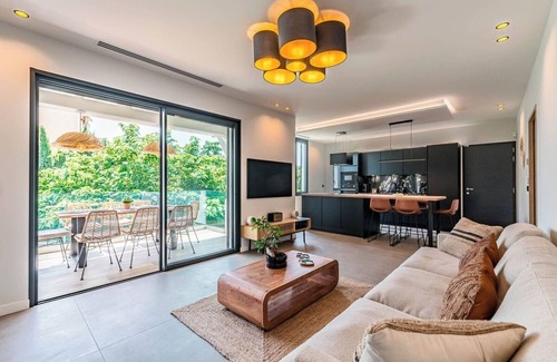 Prado - Republique House | Charming AC Villa in Cannes with Pool & Garden, 7 Min from Beaches