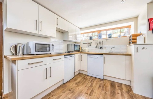 West Lavington House | Charming Annexe Lodge with Parking | Pass The Keys