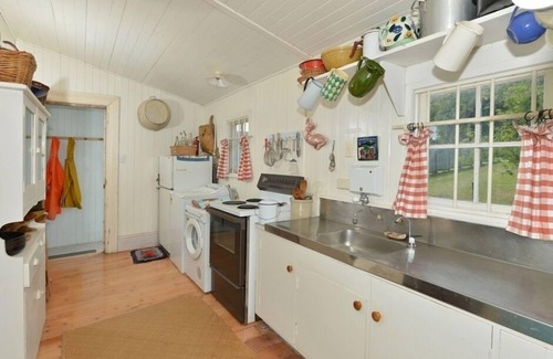 Omapere House | Charming Beach Front Bach plus garden studio