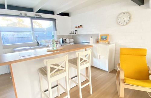 Mornington House | Charming Beach House - walk to the restaurants on Main St