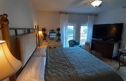 Strongsville Bed & Breakfast | Charming bed & breakfast with WiFi and AC in historic Strongsville