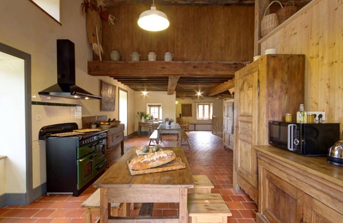 Saint-Just-la-Pendue Cottage | Charming cottage for 12, preserved nature, spa, sauna