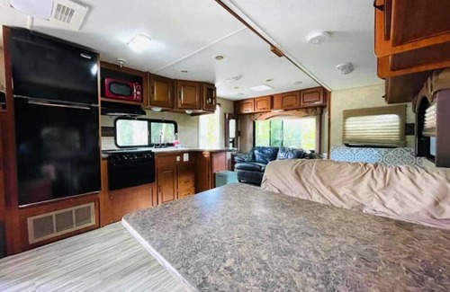 Homestead House | Charming Caravan in the Little Jungle by Legnalife, Homestead with WiFi, AC