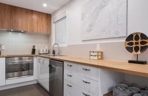 Linwood House | Charming Central Stay - Cosy Comfort and Free Parking