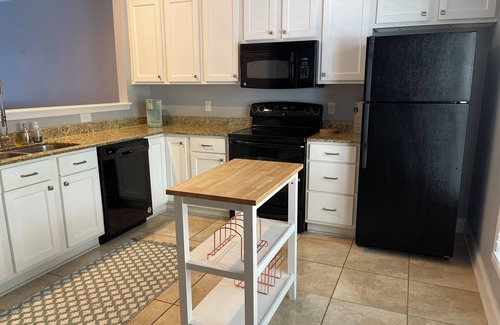 Columbia House | Charming Centrally Located 2 Bed 2 Bath Townhome in Columbia