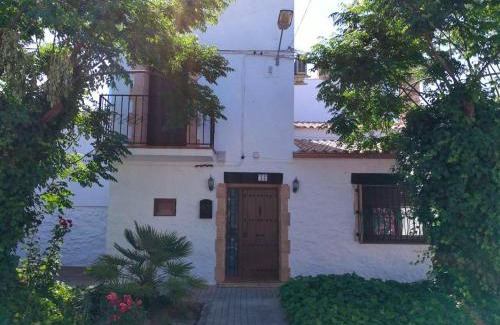 Alcazar de San Juan Ski Chalet | Charming Chalet in Cinco Casas with Private Pool