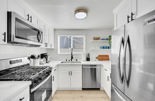 Eastside House | Charming Coastal Retreat LB 5 min 2 Beach/downtown