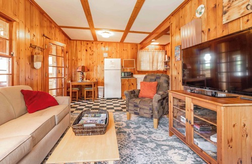 Friendship Cottage | CHARMING COTTAGE ON ROCHE-A-CRI LAKE WITH PRIVATE PIER AND BEACH - PET FRIENDLY