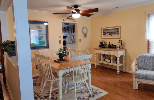 Northeast Virginia Beach House | Charming Cottage on Quiet, Cul-De-Sac w/Pond, 5 Block Walk to Virginia Beach