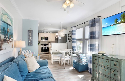 Anna Maria Condo | Charming Cottage with modern amenities close to beach w/pool, beach gear, bikes