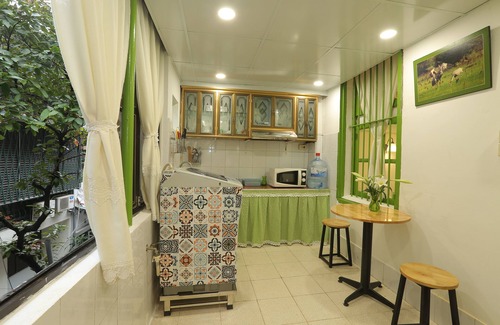 Hang Dao Apartment | Charming Daisy's home in Old Qualter