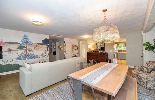 Rollingbay House | Charming English Cottage Retreat Near Fay Bainbridge Park – Sleeps 6