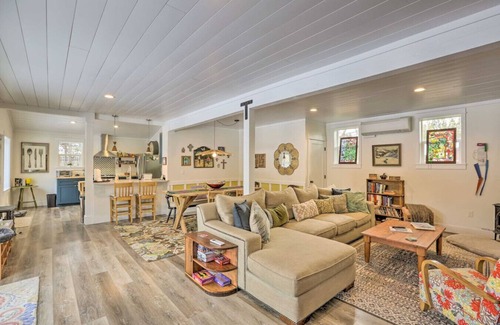 Bend House | Charming Farmhouse Stay - Hot Tub & Dog Friendly!