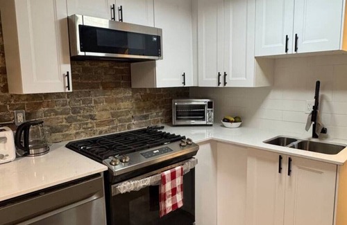 Downtown London Apartment | Charming Historic Downtown Apartment 1-BD Retreat