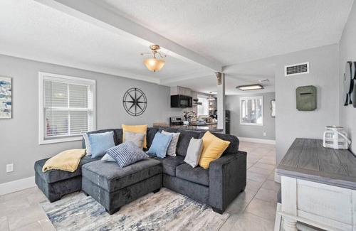 Galveston House | Charming Historic Home with Loft & Yard
