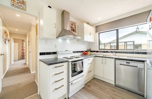 Trentham House | Charming home with fantastic location