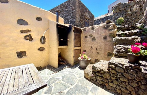 Isora House | Charming house in Isora with mountain view