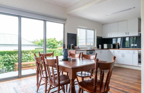 Launceston CBD House | Charming Inner City Stay with parking & wifi