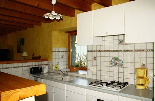 Cleden-Poher Cottage | Charming Manoir du Ster gîte with heated indoor swimming pool