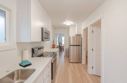 Coos Bay Cottage | Charming Modern Cottage, Downtown @pinpointstays