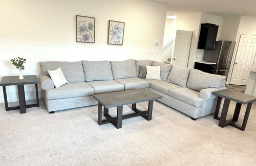 Roseville House | Charming, new 4-bedroom house in Roseville with WiFi and AC