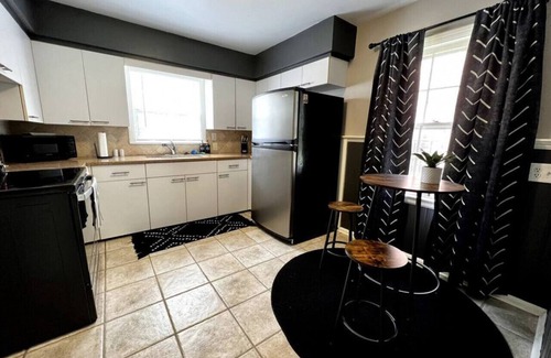 Ottawa Apartment | Charming Old Orchard home with fenced yard