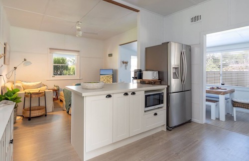 Culburra Beach House | Charming Pet friendly Beach Cottage - 100m to beach and lake