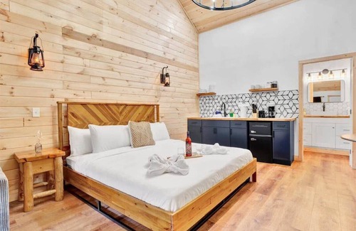 Canadensis Hotel | Charming Pocono Modern | Firepits | Pickleball!