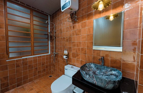 Hue House | Charming Private Room with Balcony – Local Homestay with Host Family, Cozy Stay