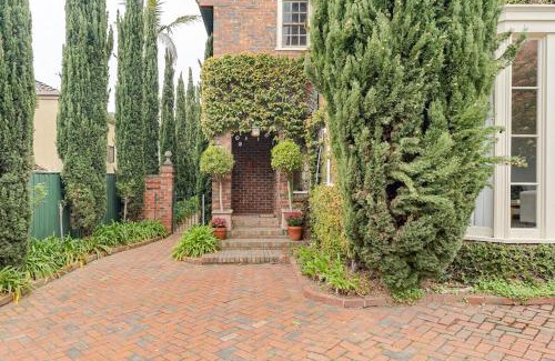 Kew House | Charming Red Brick Estate in Kew 5BR & Playhouse