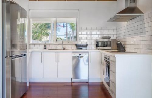 Tootgarook House | 'Charming Seaside Bungalow' A Peninsula Hideaway