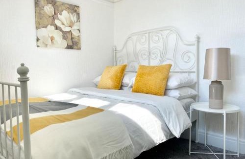 Leigh-on-Sea House | Charming Seaside Cottage in Leigh-on-Sea