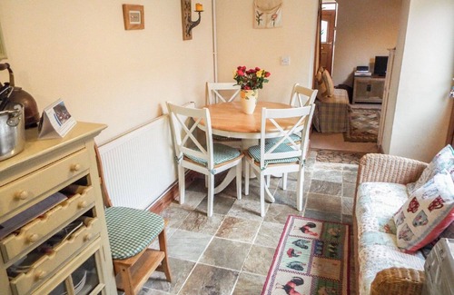Ammanford House | Charming, Spacious cottage near Gower and Brecon Beacons.Pets welcome free.WI-FI