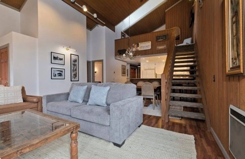 Mammoth Lakes Condo | CHARMING, SPACIOUS, MOUNTAIN VIEW 3BD/3BTH+ LOFT - Wi-Fi, close to Canyon Lodge