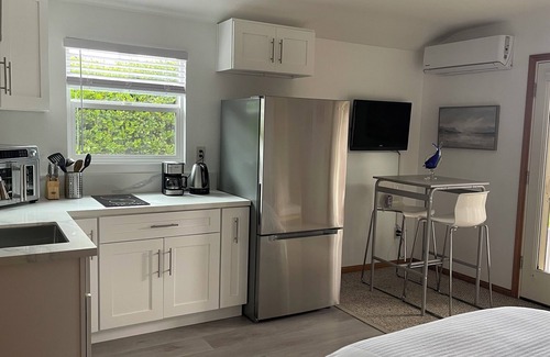 Tierrasanta Cottage | Charming studio casita with a HUGE private backyard, AC, walk-in closet