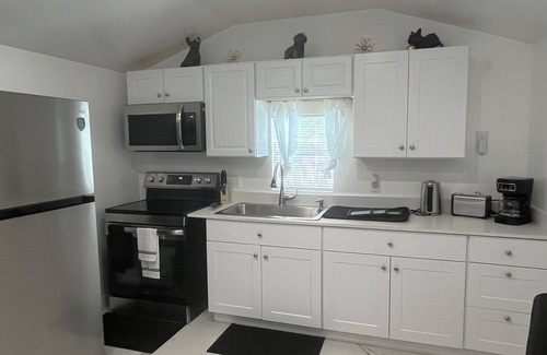 Miami Gardens Apartment | Charming studio in welcoming Miami Gardens with AC