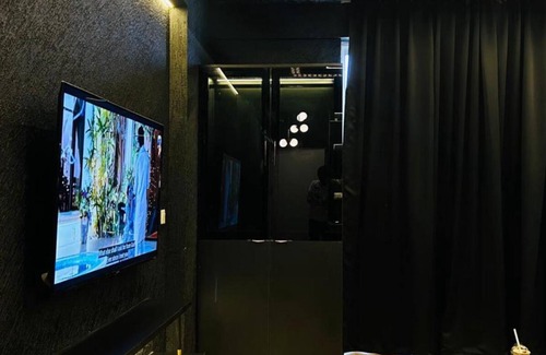 Gomti Nagar Apartment | Charming studio with AC and WiFi in pleasant Lucknow