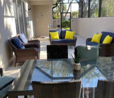 Naples Villa | Charming, Victoria