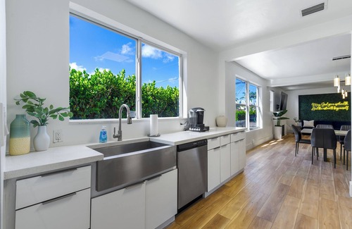 East Little Havana House | Charming Villa, Sleeps 16, Private Pool, Outdoor Cinema, Central Miami