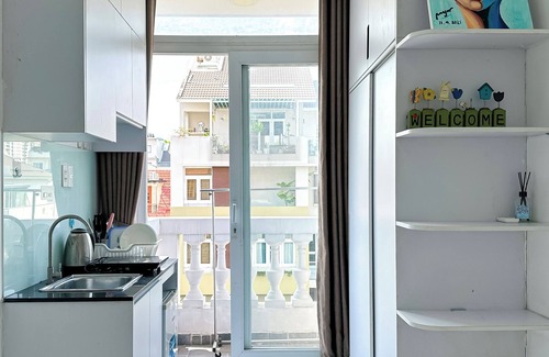Phu My Hung Apartment | Charming Studio with Kitchen & Rooftop Terrace in Secure HCMC Neighborhood