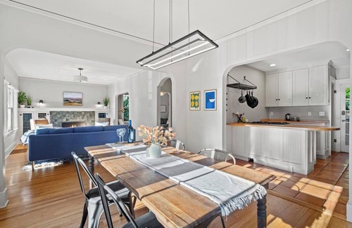 Endolyne House | Charming Waterview Bungalow 4-br